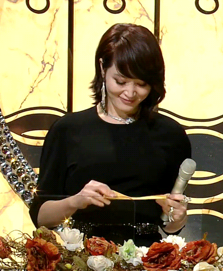 조인성이랑 인사하면서 나문희 손등에 키스하는 김혜수.GIF | 인스티즈