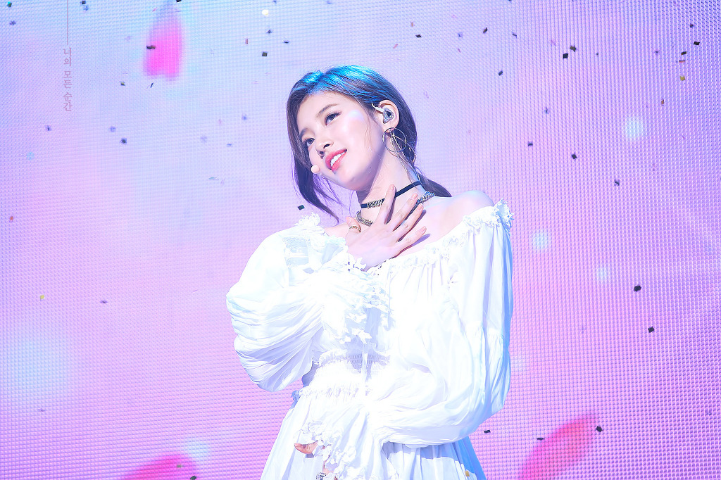얼굴에서 빛이 나는 배수지.jpgif | 인스티즈