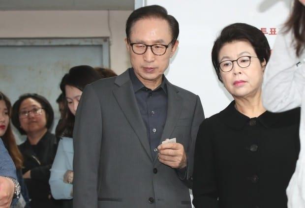 18대와 19대 대선 투표하는 MB의 표정변화.jpg | 인스티즈