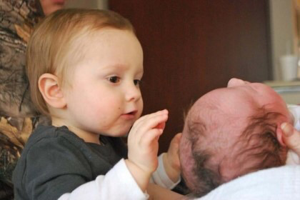 동생을 처음 본 아이들의 사랑스러운 반응.jpg | 인스티즈