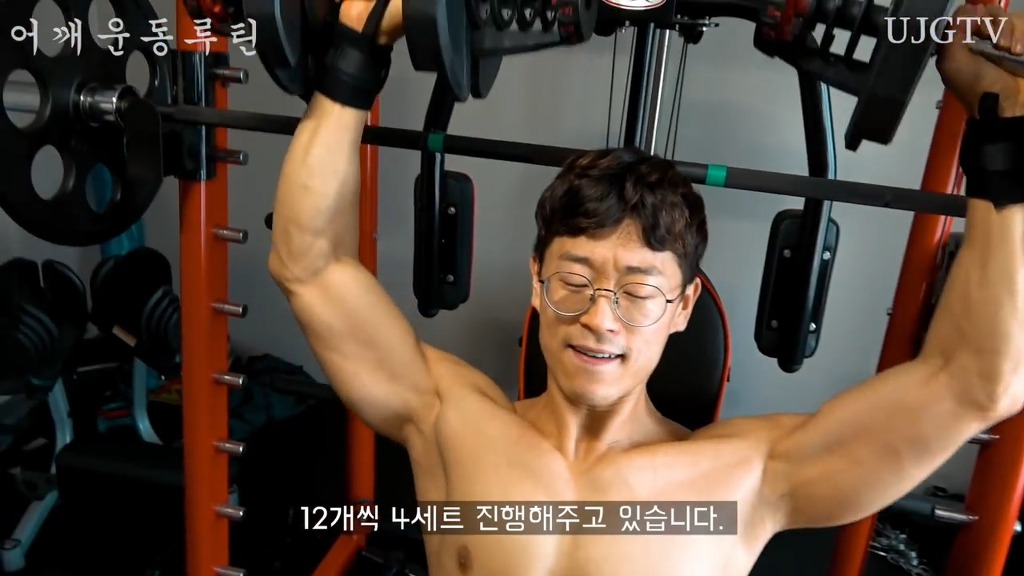 어떤 직장인 운동 유튜버의 어깨운동 방법 ㅎㄷㄷ;;.JPG | 인스티즈