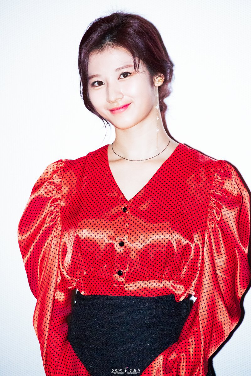 무대인사도는 배우 김사나양.gif | 인스티즈