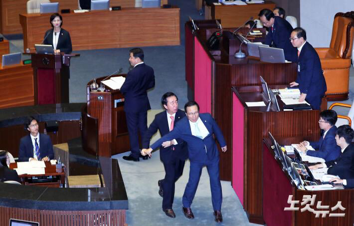 홍영표 민주당 원내대표 잡아끄는 김성태.jpg | 인스티즈