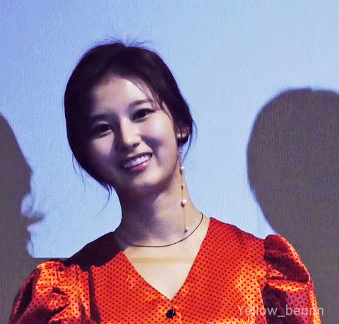 무대인사도는 배우 김사나양.gif | 인스티즈