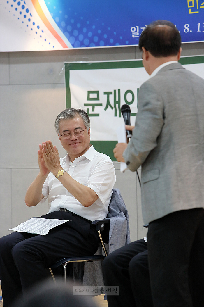 나이 들면서 얼굴의 느낌이 바뀐듯한 문재인 대통령.jpg (데이터주의) | 인스티즈