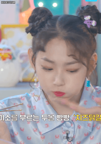 닭갈비 겁나 맛있게 먹는 구구단 강미나.gif | 인스티즈
