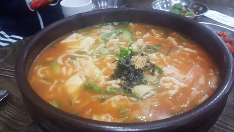 얼큰칼국수 이미지