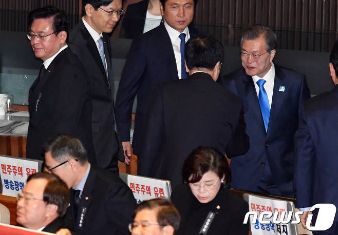 시정연설 마치고 자유한국당 찾아 악수하는 문재인 대통령 | 인스티즈