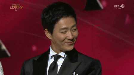 희라씨와 베스트 커플상 시상하면서 깨방정 떠는 최수종.gif | 인스티즈