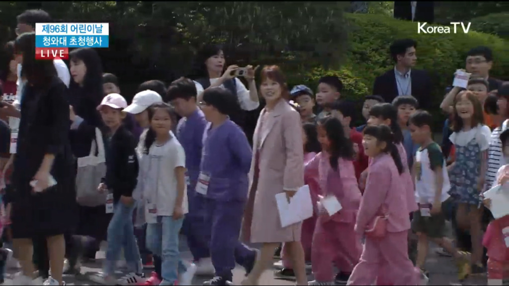 5/5 전통의장대 호위받으며 청와대 입장하는 어린이들.jpg | 인스티즈