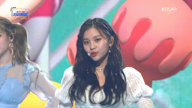 KBS 가요대축제 kissing you-엄지.gif | 인스티즈