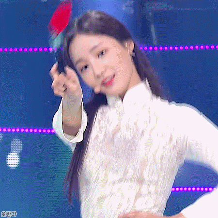 180729 오늘 인기가요 아오자이 입은 모모랜드 연우.gif | 인스티즈