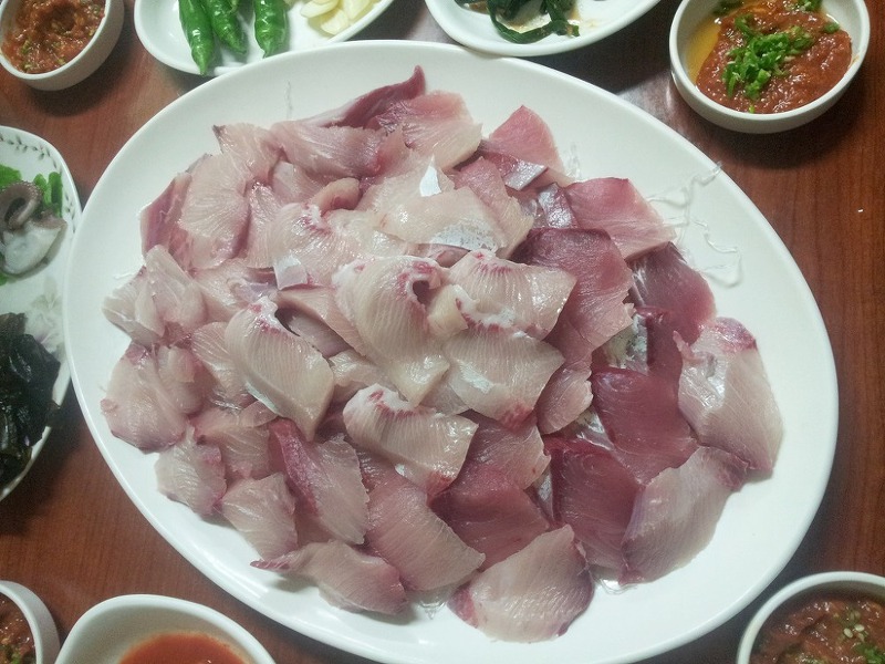 겨울이 제철이라는 방어회.jpg | 인스티즈