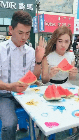 수박 빨리 먹기 대결.gif | 인스티즈