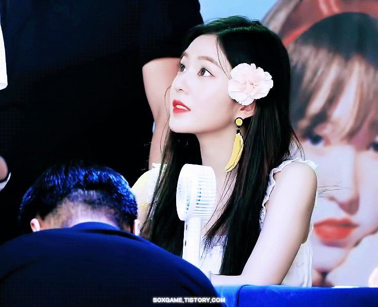 올려다보는 아이린.gif | 인스티즈