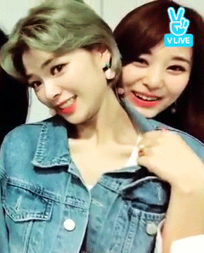 정연이 쇄골 만지는 쯔위.gif | 인스티즈