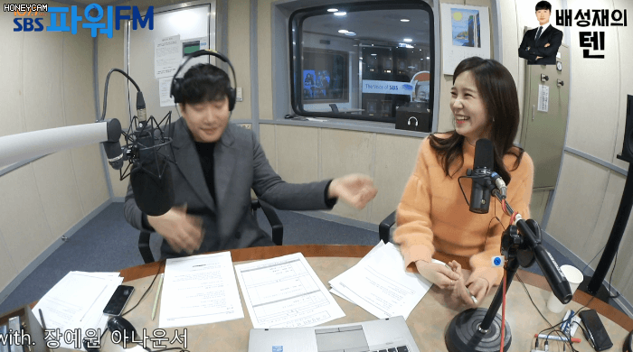 SBS 최기환 아나운서가 노래방에서 하는 행동.gif | 인스티즈
