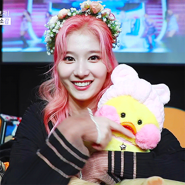 눈에서 꿀떨어지는 사나.gif | 인스티즈
