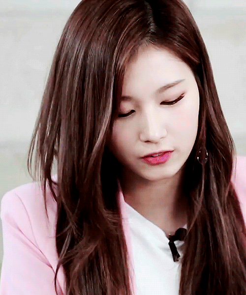 고개돌리는 사나.gif | 인스티즈