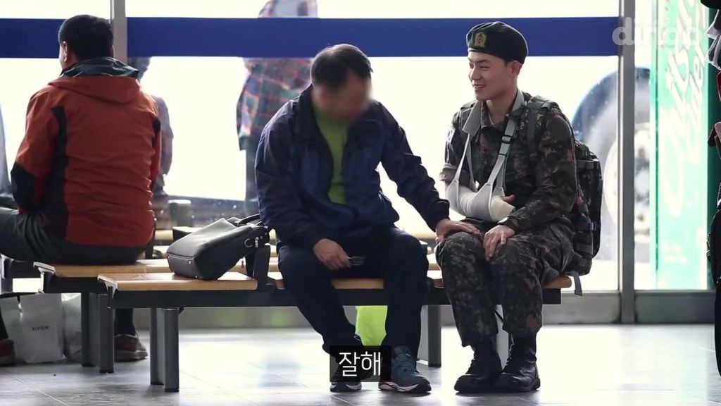 팔을 다친 군인이 신발 끈을 묶어달라고 부탁 한다면?...JPG | 인스티즈