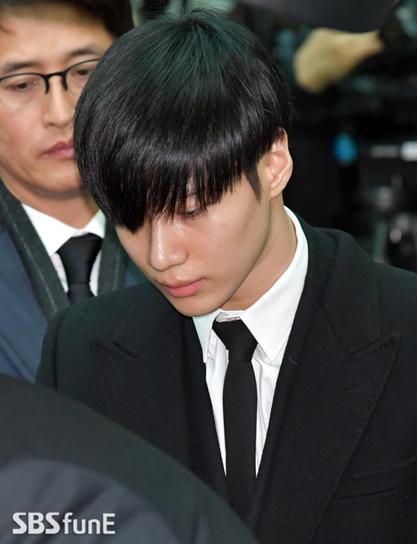 아무런 표정이 없이 눈물 한 방울 보이지 않아 더 마음 아팠던 샤이니 맏형 온유, 막내 태민.jpg | 인스티즈