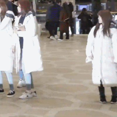 길에서 엄마 손 놓친 나코.gif | 인스티즈